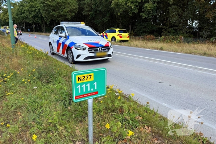 Motorrijder zwaargewond na botsing met boom