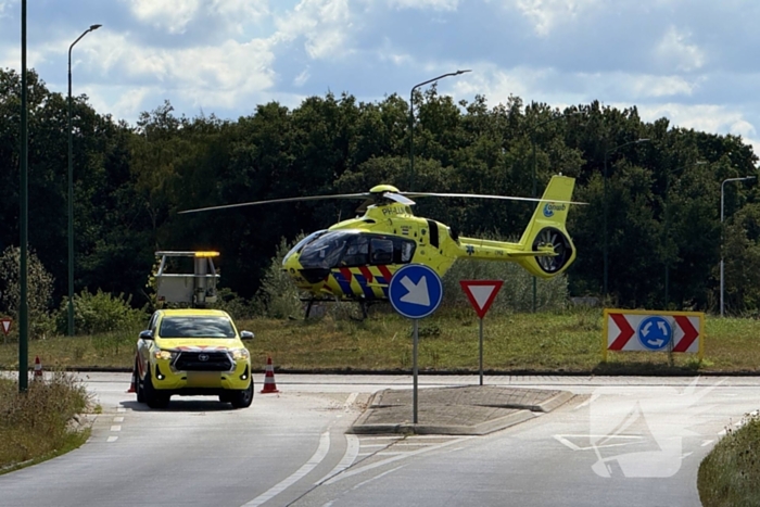 Motorrijder zwaargewond na botsing met boom