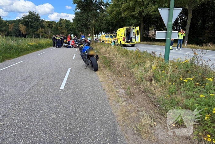 Motorrijder zwaargewond na botsing met boom