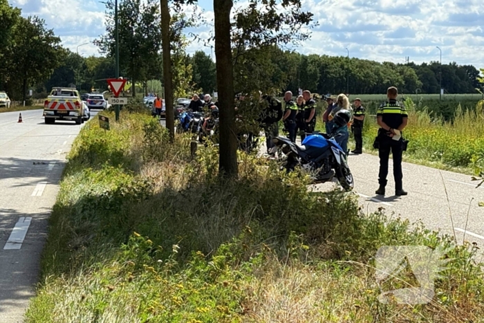 Motorrijder zwaargewond na botsing met boom