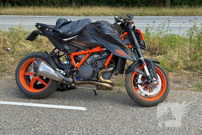 Motorrijder zwaargewond na botsing met boom