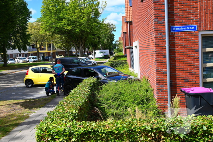 Automobilist botst tegen woning