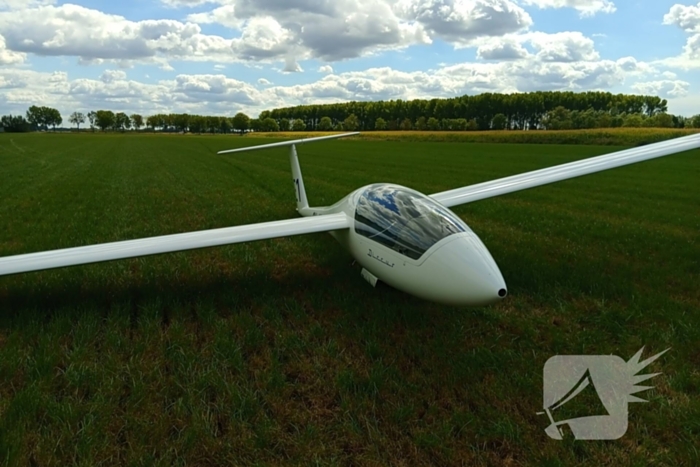 Zweefvliegtuig maakt noodlanding in weiland