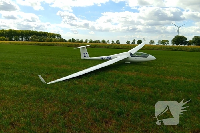 Zweefvliegtuig maakt noodlanding in weiland