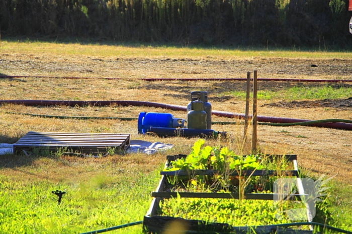 Gras en schuurtje in brand door onbekende oorzaak