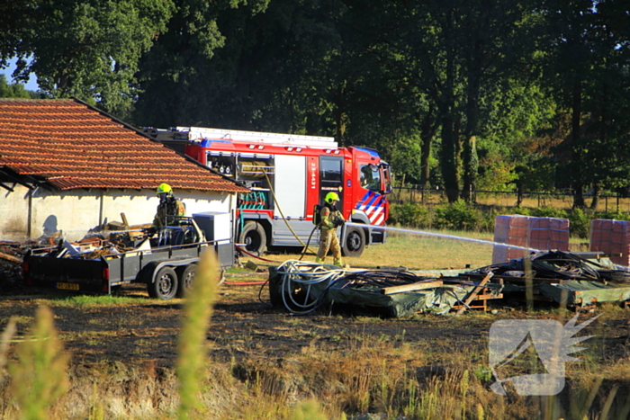 Gras en schuurtje in brand door onbekende oorzaak