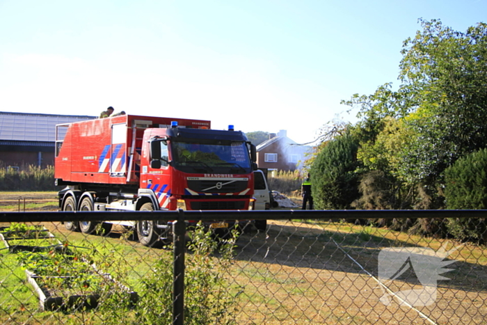 Gras en schuurtje in brand door onbekende oorzaak