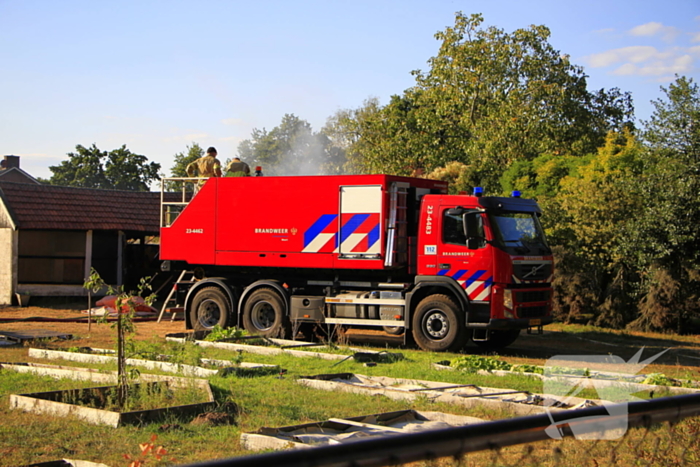Gras en schuurtje in brand door onbekende oorzaak