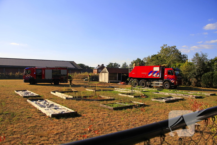 Gras en schuurtje in brand door onbekende oorzaak