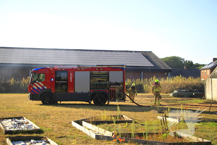Gras en schuurtje in brand door onbekende oorzaak