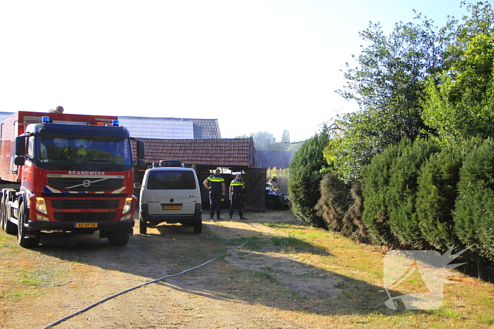 Gras en schuurtje in brand door onbekende oorzaak