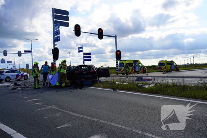 Twee gewonden na botsing met taxi
