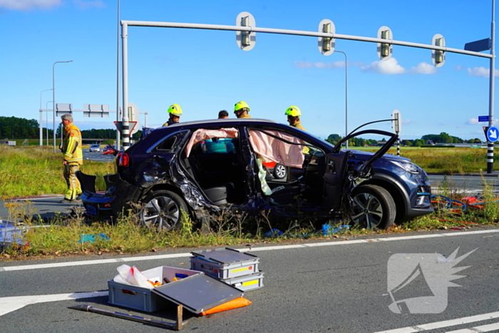 Twee gewonden na botsing met taxi