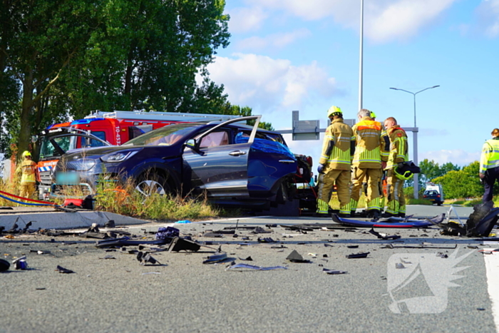 Twee gewonden na botsing met taxi
