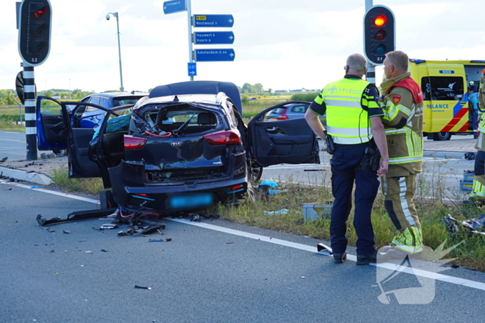 Twee gewonden na botsing met taxi