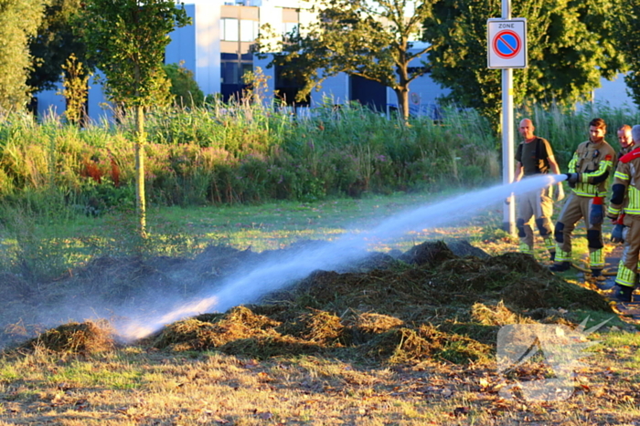 Broeiend hooi door brandweer geblust