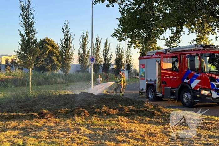 Broeiend hooi door brandweer geblust