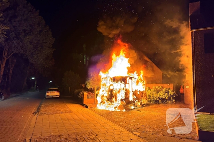 Brand in caravan leidt tot schade aan voertuigen