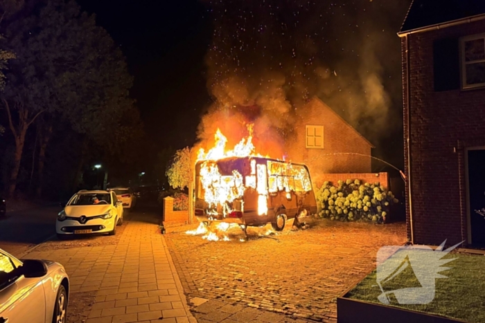 Brand in caravan leidt tot schade aan voertuigen