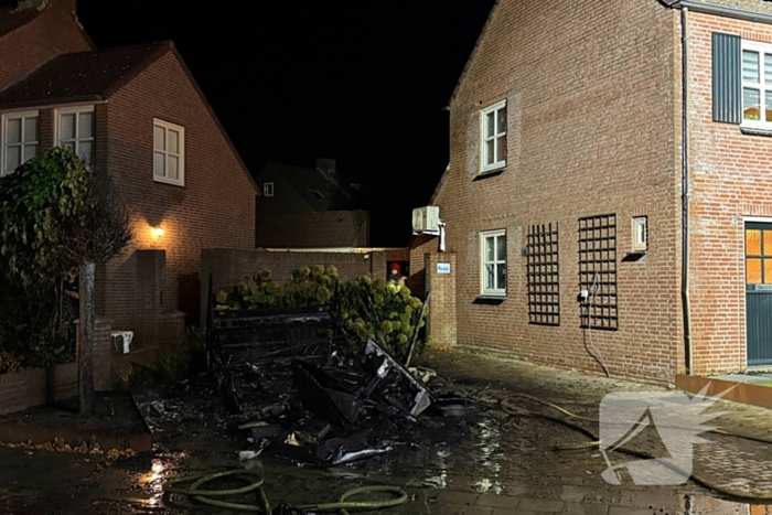 Brand in caravan leidt tot schade aan voertuigen