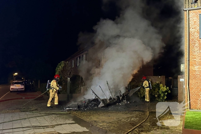 Brand in caravan leidt tot schade aan voertuigen