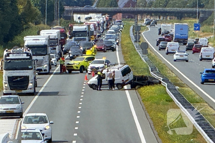 Bestelauto schaart op snelweg