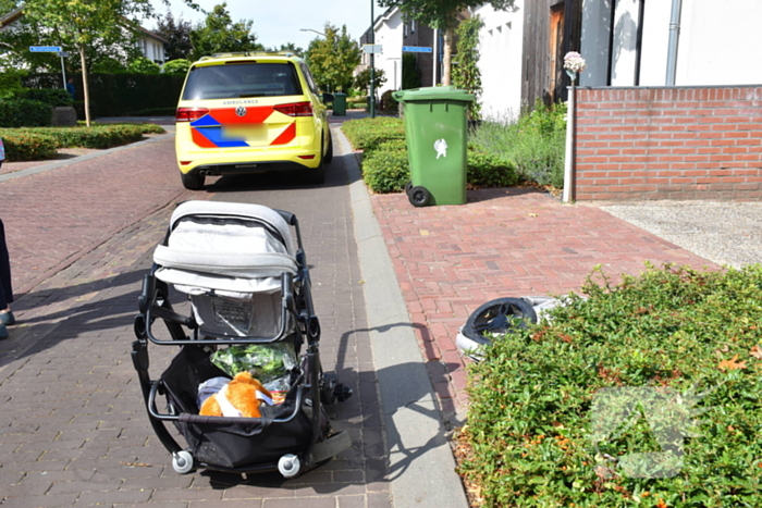 Auto rijdt door na aanrijding met kinderwagen
