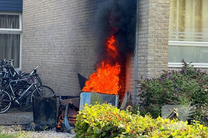 Afvalbrand nabij pand snel geblust
