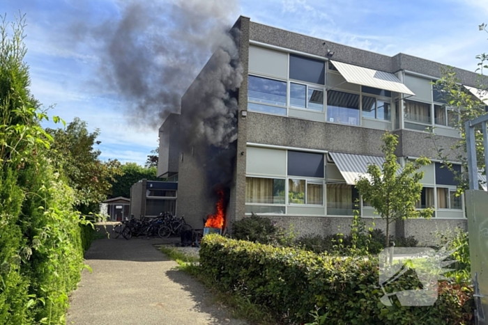 Afvalbrand nabij pand snel geblust