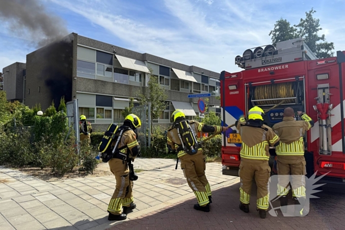 Afvalbrand nabij pand snel geblust