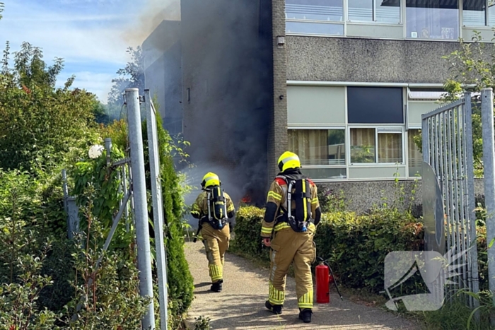 Afvalbrand nabij pand snel geblust