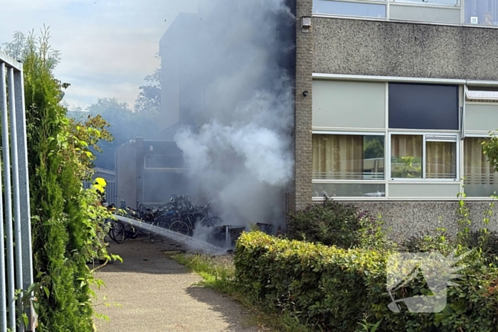 Afvalbrand nabij pand snel geblust