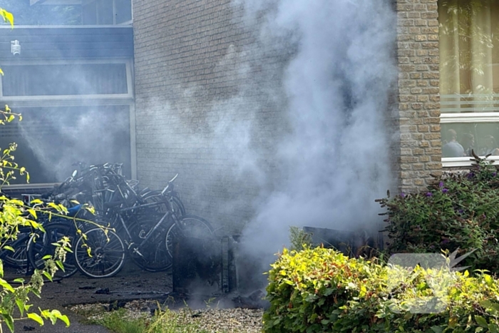 Afvalbrand nabij pand snel geblust