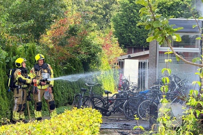 Afvalbrand nabij pand snel geblust