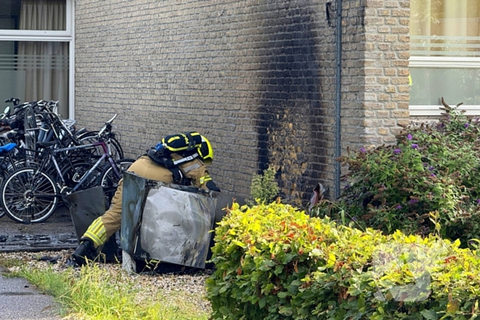 Afvalbrand nabij pand snel geblust