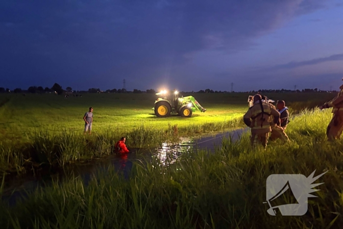 Reddingsactie door brandweer en boer