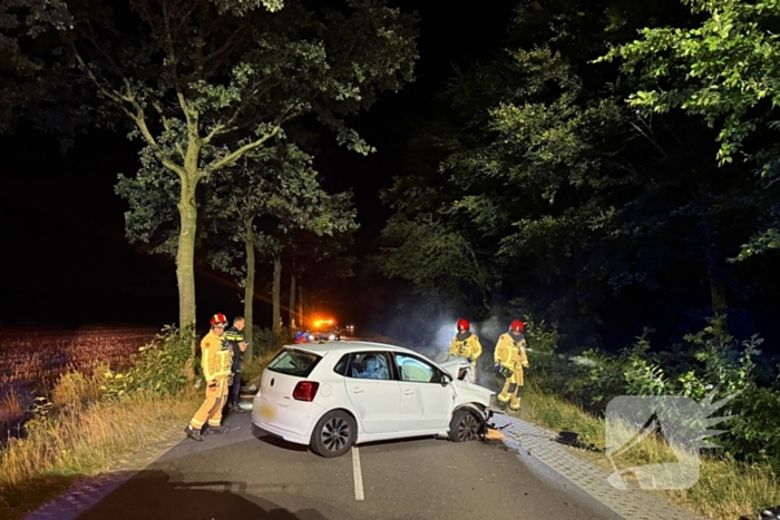 Man gewond na botsing tegen boom