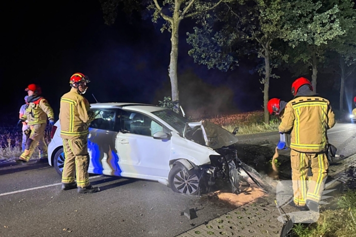 Man gewond na botsing tegen boom