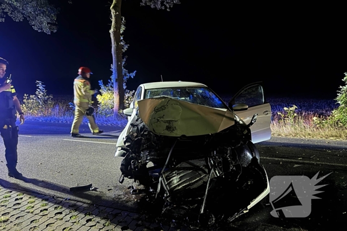 Man gewond na botsing tegen boom