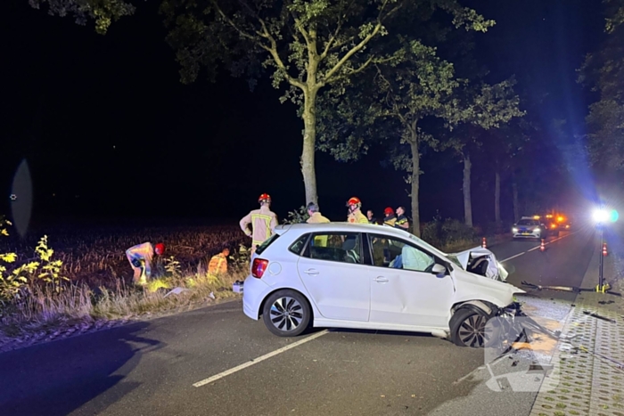 Man gewond na botsing tegen boom