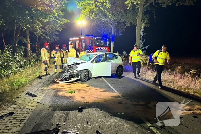 Man gewond na botsing tegen boom