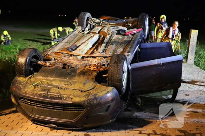 Auto ondersteboven in sloot na ongeval