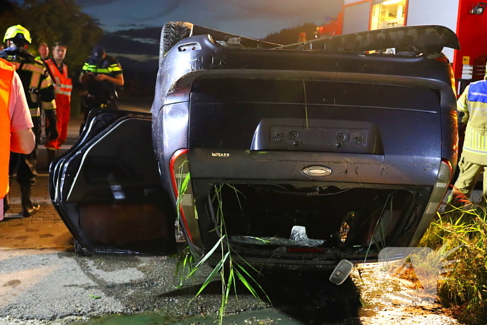 Auto ondersteboven in sloot na ongeval