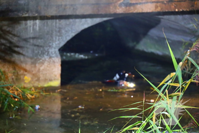 Auto ondersteboven in sloot na ongeval