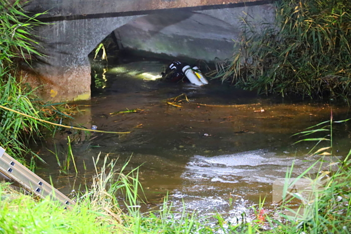 Auto ondersteboven in sloot na ongeval