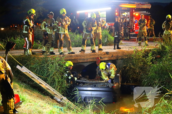 Auto ondersteboven in sloot na ongeval