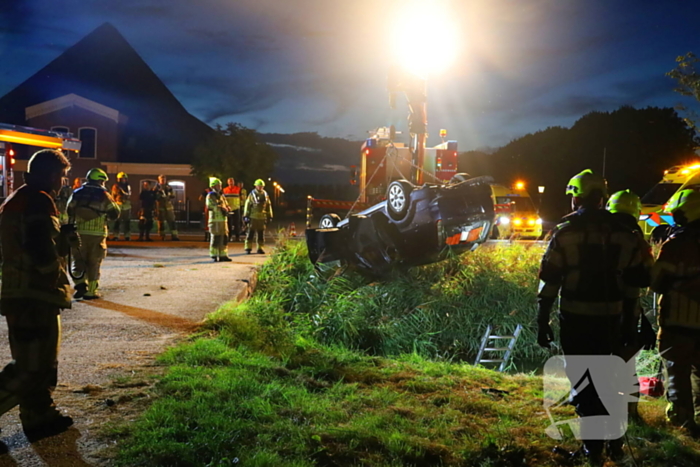Auto ondersteboven in sloot na ongeval