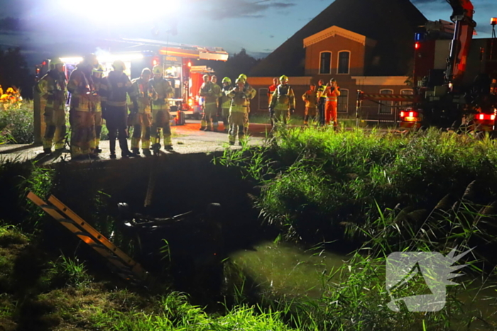 Auto ondersteboven in sloot na ongeval