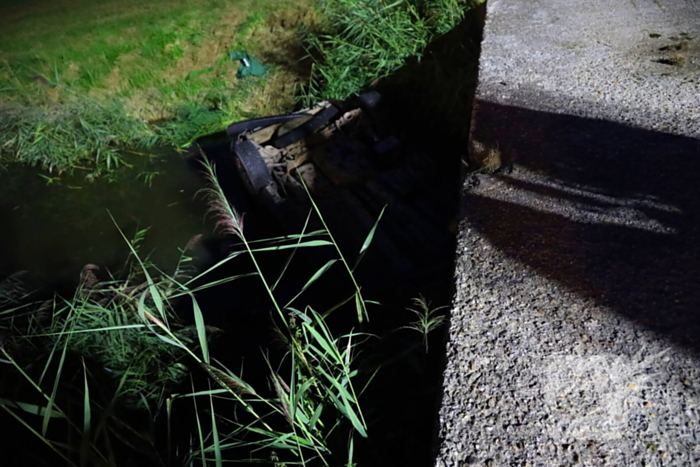 Auto ondersteboven in sloot na ongeval