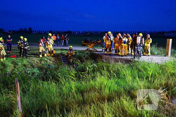 Auto ondersteboven in sloot na ongeval